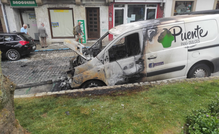 Arde una furgoneta de reparto en plena plaza de Amboage, en Ferrol