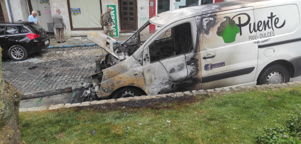 Arde una furgoneta de reparto en plena plaza de Amboage, en Ferrol