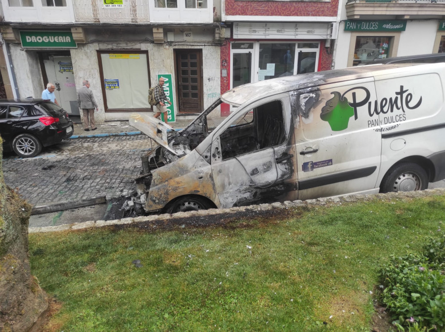 Arde una furgoneta de reparto en plena plaza de Amboage, en Ferrol