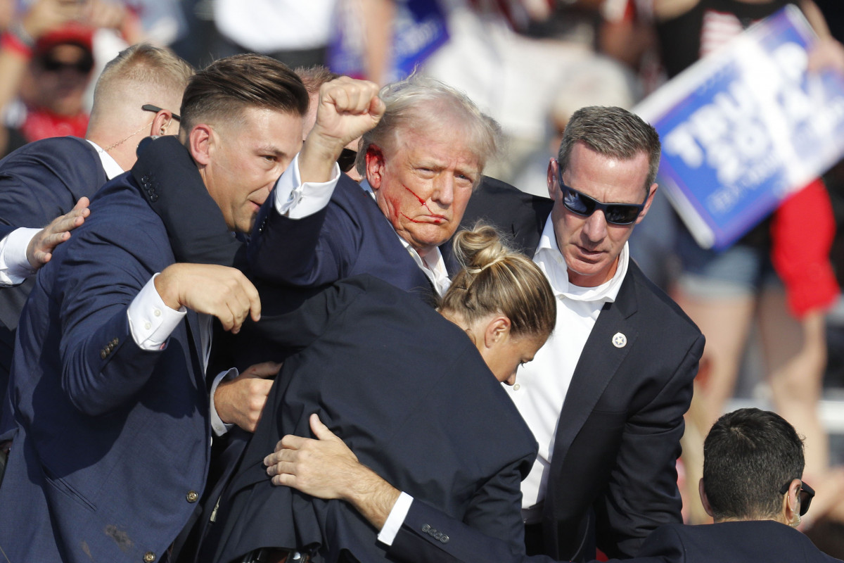 -FOTODELDÍA- EA7130. BUTLER (ESTADOS UNIDOS), 13/07/2024.- El ex presidente estadounidense Donald Trump es sacado del escenario por el Servicio Secreto tras un incidente durante un mitin de campaña este sábado, en el Butler Farm Show Inc. en Butler, Pensilvania (Estados Unidos). El tiroteo en el mitin del expresidente Donald Trump (2017-2021) está siendo investigado como un intento de asesinato, según informaciones publicadas en medios citando a información proporcionada por las fuerzas de seguridad. EFE/EPA/DAVID MAXWELL