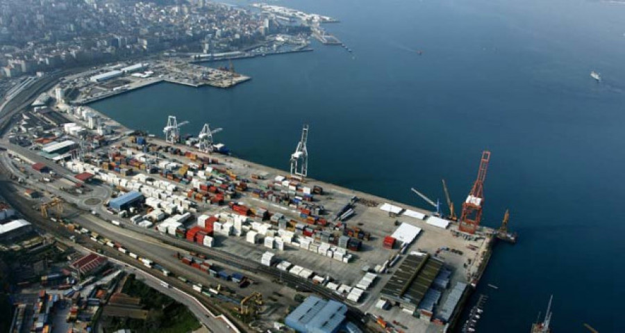 Rescatan a un hombre que cayó con su coche al mar en el Puerto de Vigo