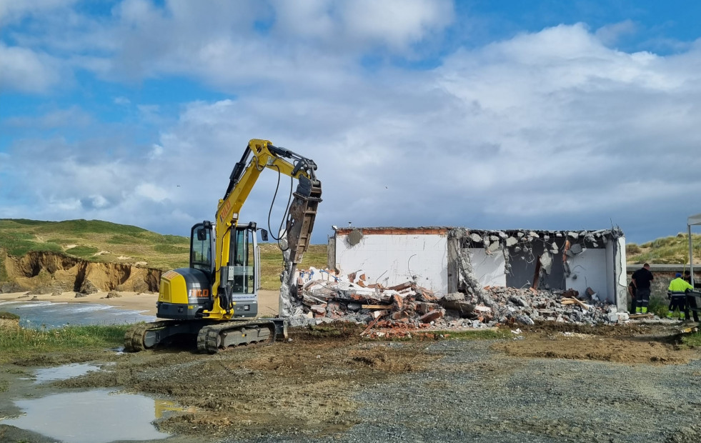 Valdoviño ha iniciado la demolición de los baños públicos en ruinas de la playa de A Mourillá