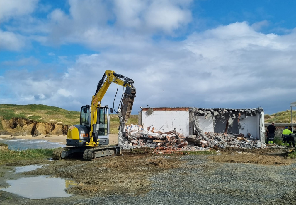 Valdoviño ha iniciado la demolición de los baños públicos en ruinas de la playa de A Mourillá