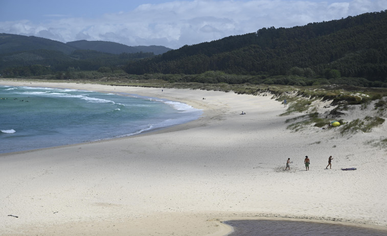 ¿Y el verano para cuándo? Playas más solitarias que nunca en la época estival más fría y rara de los últimos años