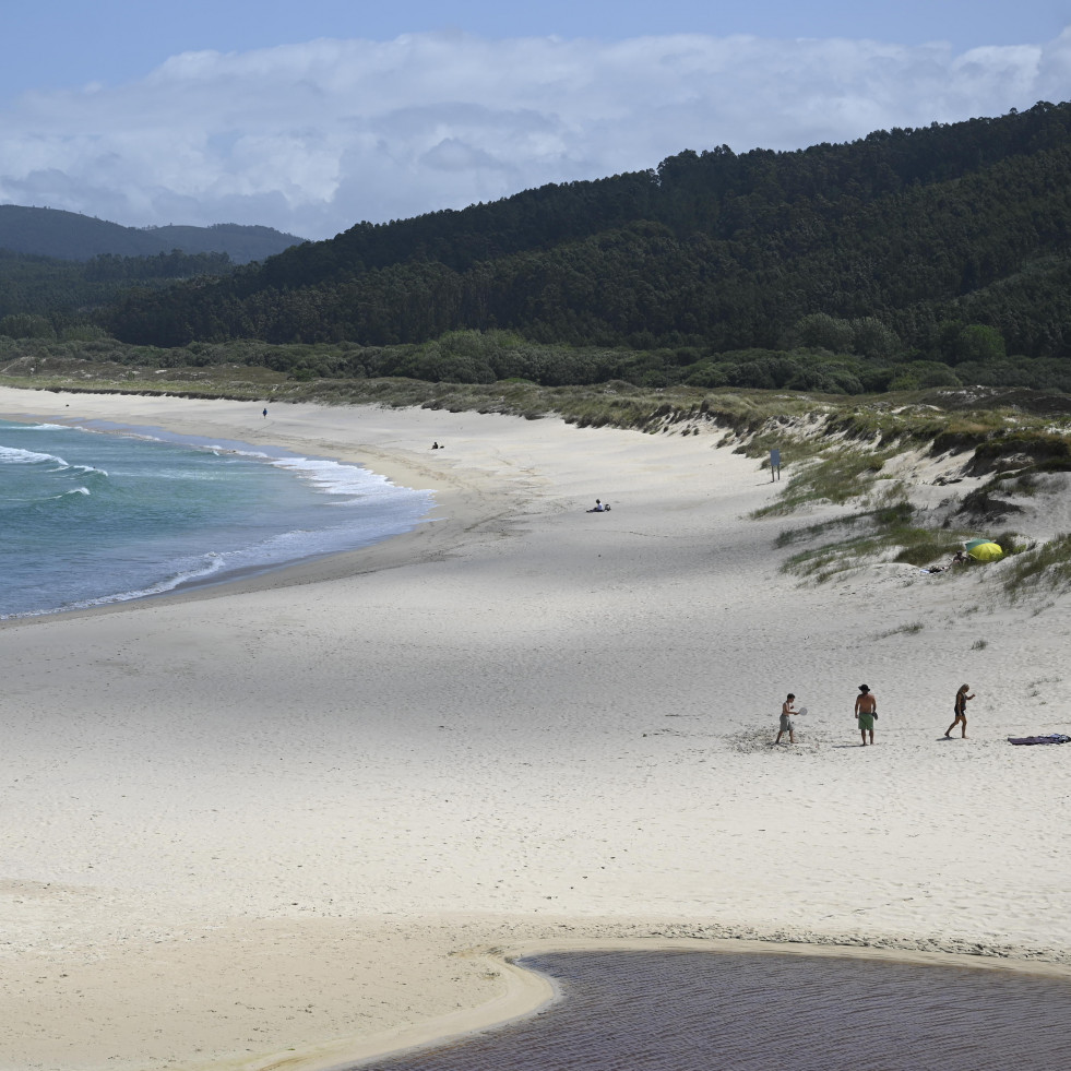 ¿Y el verano para cuándo? Playas más solitarias que nunca en la época estival más fría y rara de los últimos años