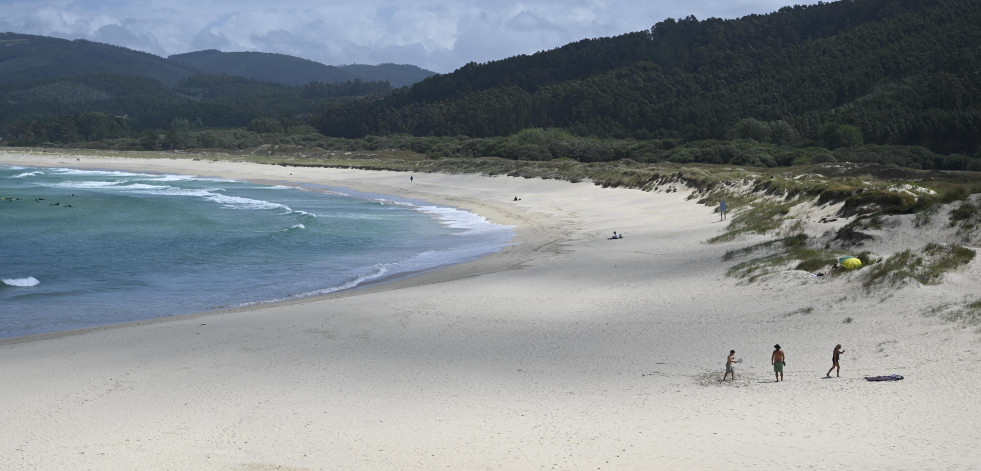 ¿Y el verano para cuándo? Playas más solitarias que nunca en la época estival más fría y rara de los últimos años