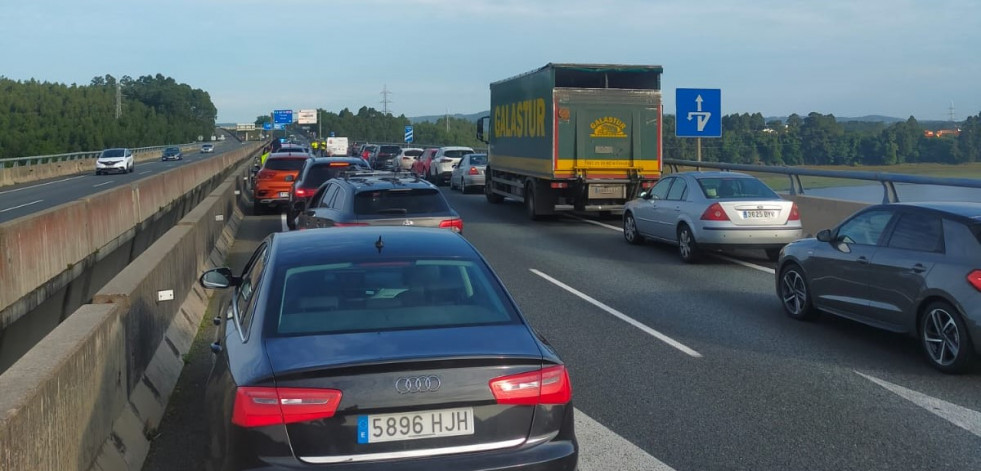 Dos personas excarceladas en un aparatoso accidente de tráfico en Neda