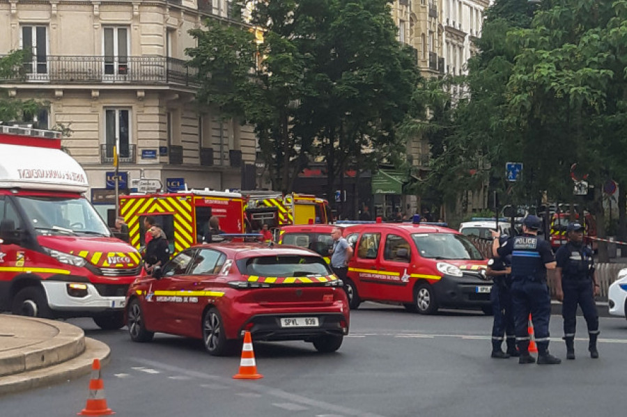 Un muerto y tres heridos graves por el coche que embistió una terraza en París