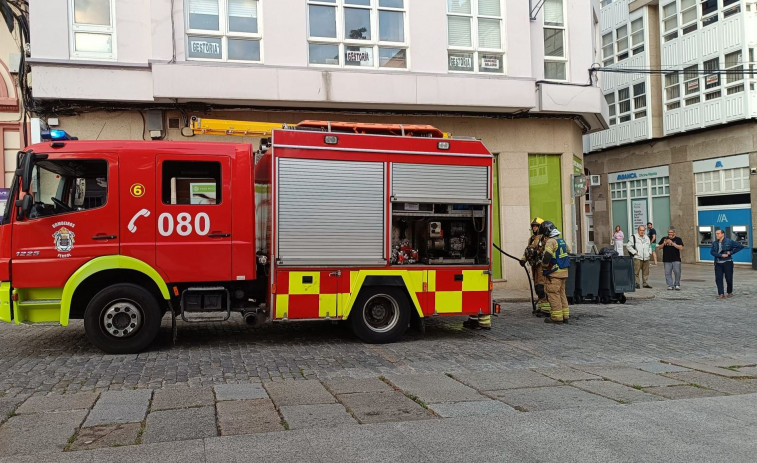 Un pequeño fuego en un contenedor de A Magdalena moviliza a los Bomberos