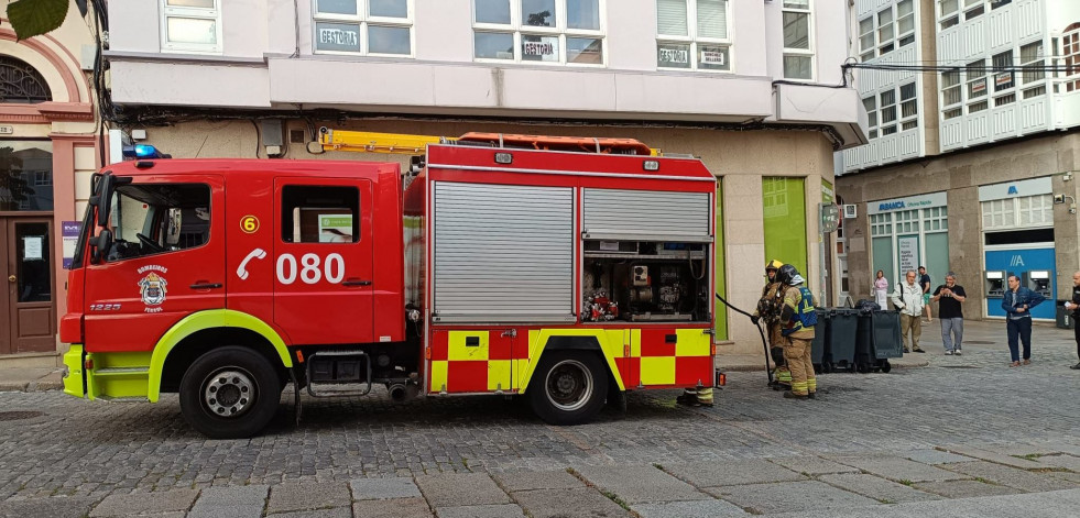 Un pequeño fuego en un contenedor de A Magdalena moviliza a los Bomberos