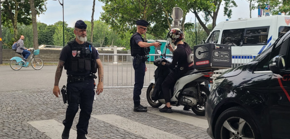 Un policía, herido en un ataque con cuchillo en los Campos Elíseos de París