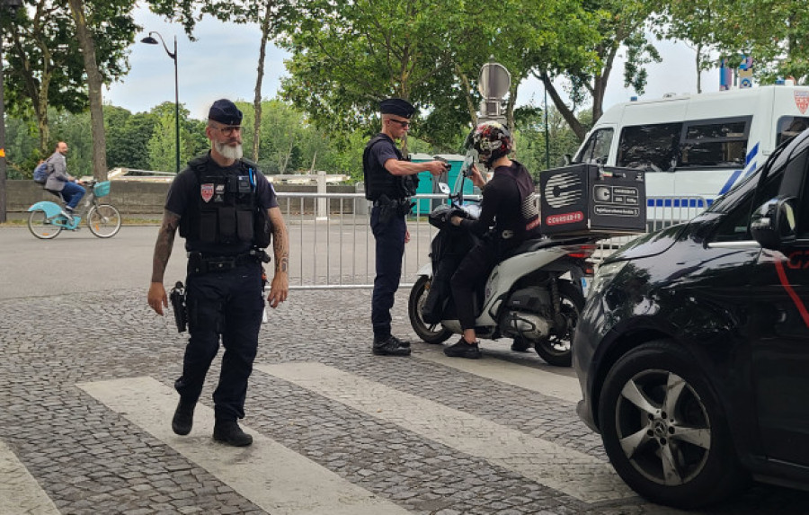 Un policía, herido en un ataque con cuchillo en los Campos Elíseos de París