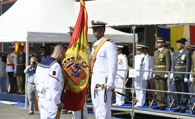 Más de 300 aspirantes a marinero juran bandera en la Antonio de Escaño