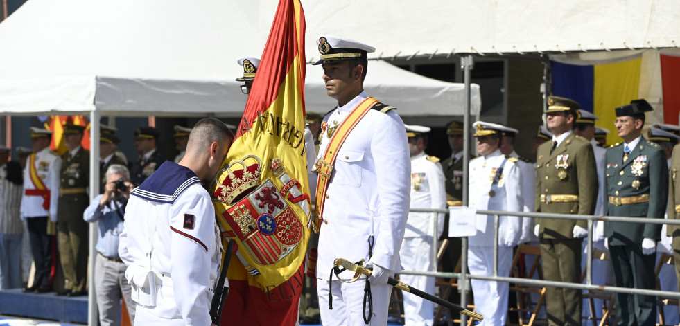 Más de 300 aspirantes a marinero juran bandera en la Antonio de Escaño