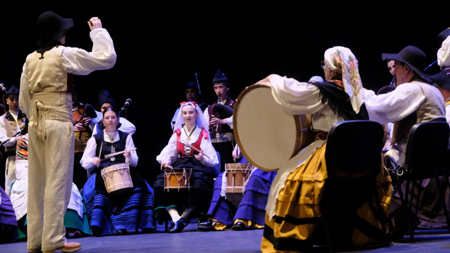 El folclore llenó de música y tradición el Pazo da Cultura de Narón en la 33ª edición de la cita