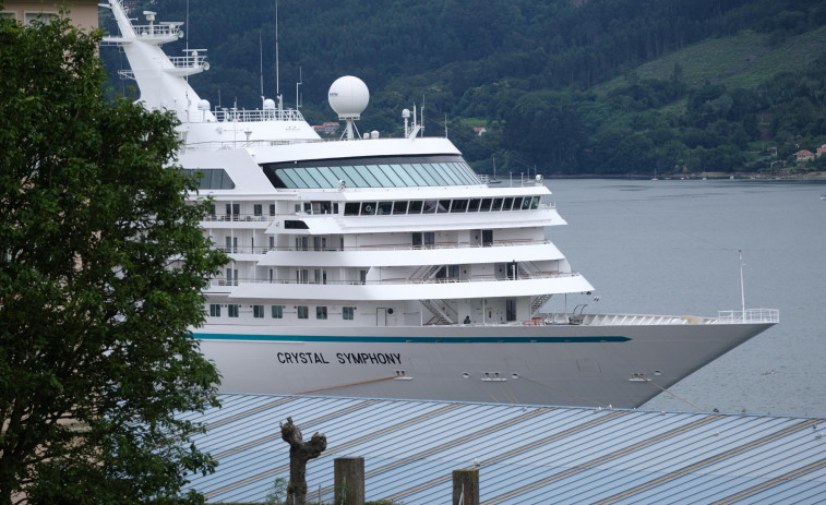 La lluvia deslució la escala del único crucero en julio en el muelle de Curuxeiras