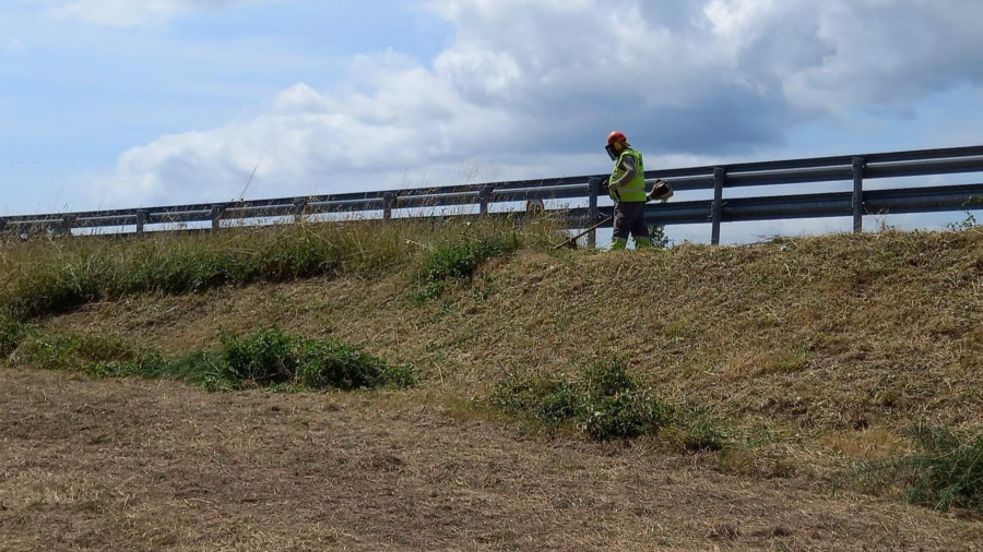 La Xunta limpiará de maleza la AG-64 a su paso por San Sadurniño y Narón