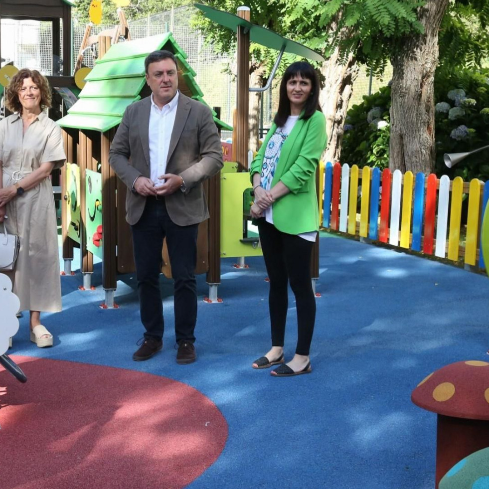 O Centro de Día de Menores de Ferrol estrea novo parque infantil