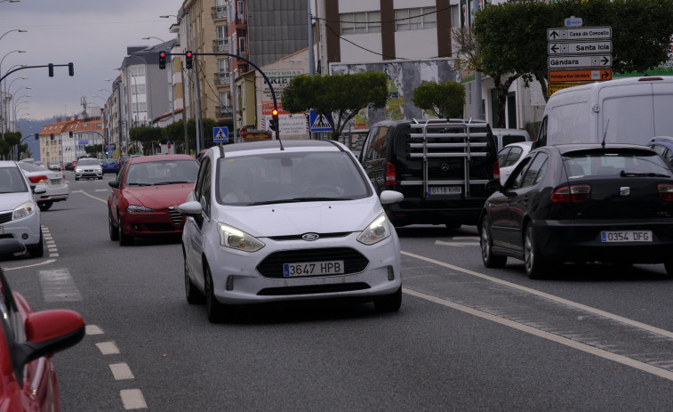 El 061 asiste a un bebé que estaba en un coche accidentado en Narón