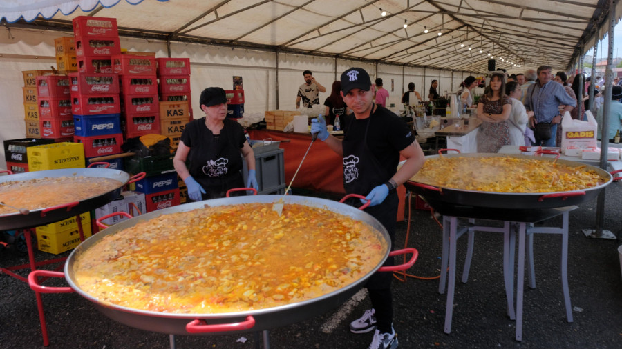 Unha paella de dous metros para homenaxear en Ares ao añorado Ramón Rey