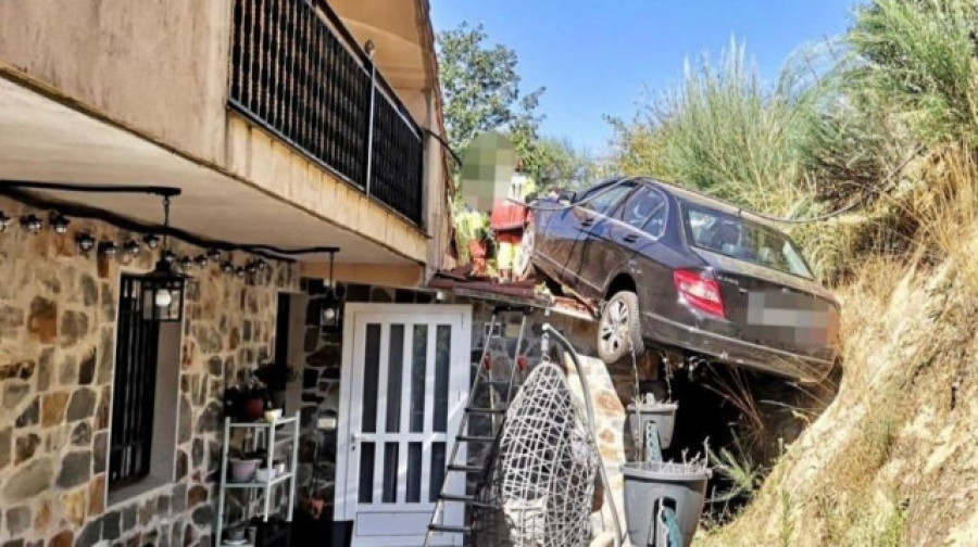 Un vehículo sufre una salida de vía y cae sobre el tejado de una vivienda en Viladervós