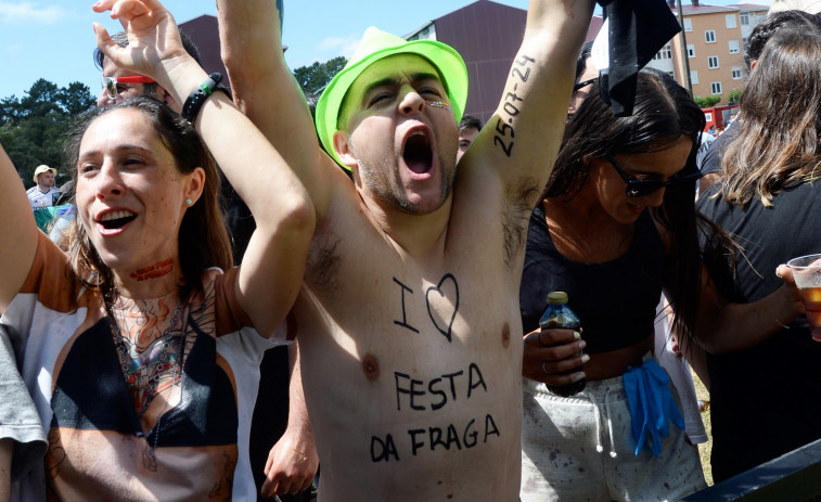 Diversión y ganas de pasarlo bien llenan un año más la sesión vermut da Festa das Fragas