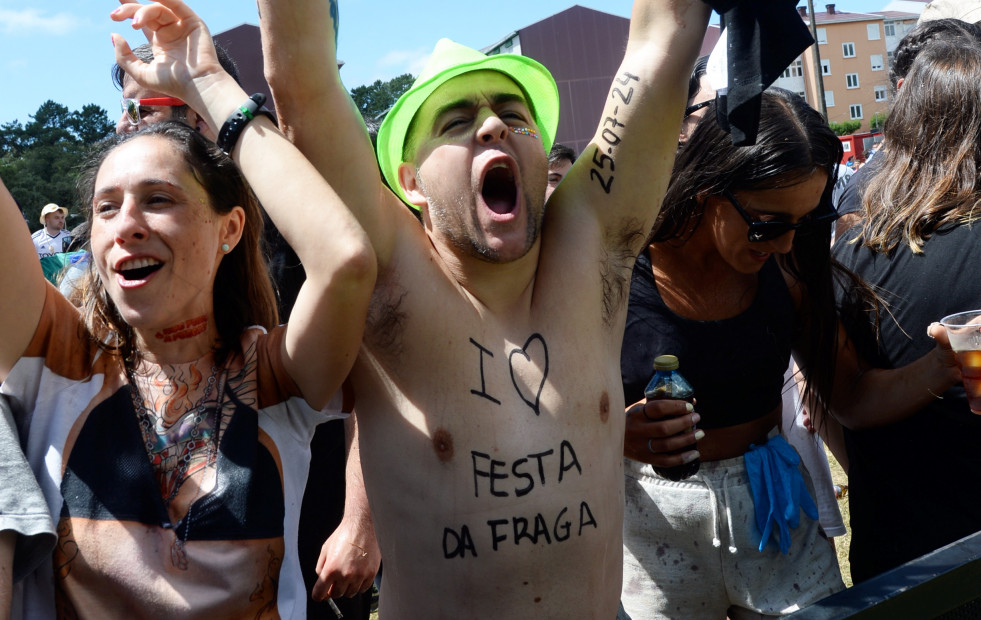 Diversión y ganas de pasarlo bien llenan un año más la sesión vermut da Festa das Fragas