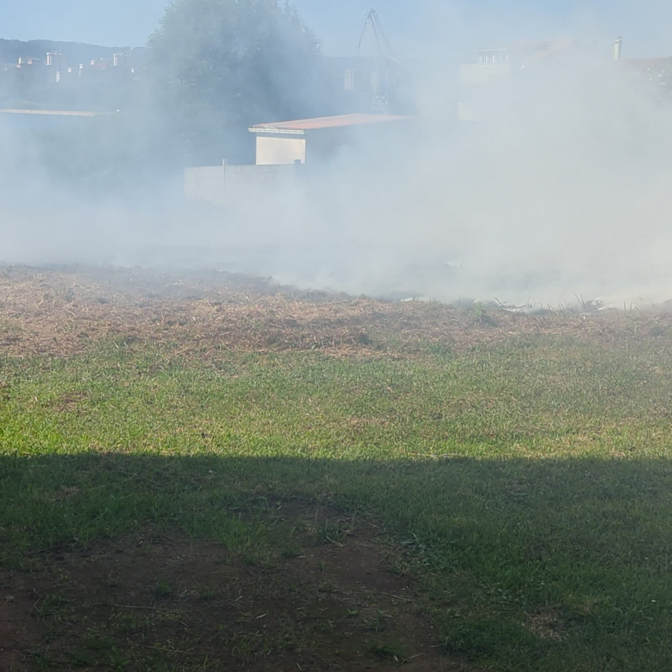 El incendio en un terreno de Barallobre alerta a los vecinos