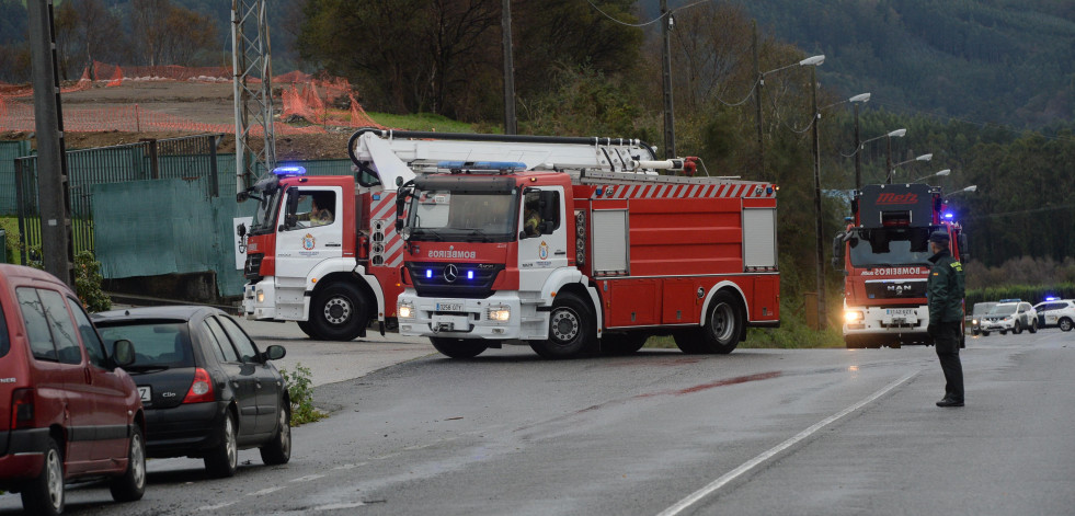 Los Bombeiros do Eume extinguen un incendio en un vertedero de As Somozas