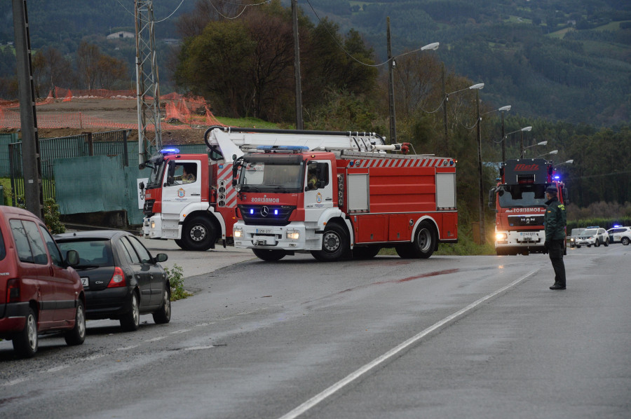 Los Bombeiros do Eume extinguen un incendio en un vertedero de As Somozas