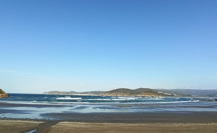 La playa de Fornos, en Cariño, dispone desde este viernes y hasta septiembre de socorrismo