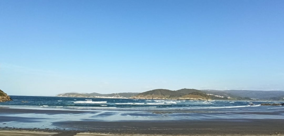 La playa de Fornos, en Cariño, dispone desde este viernes y hasta septiembre de socorrismo