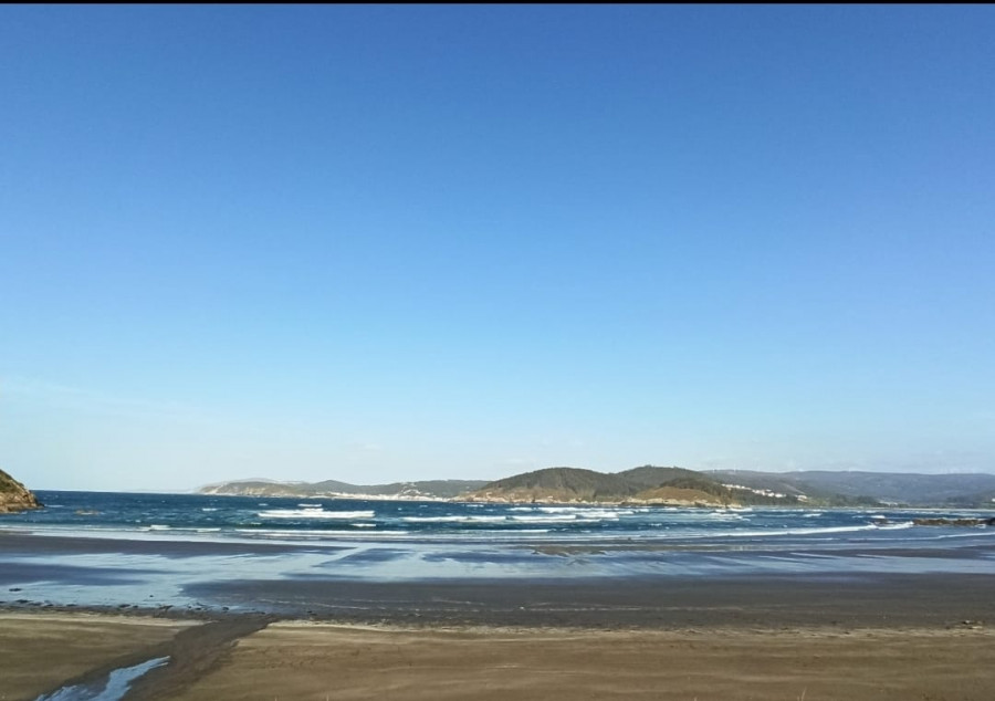 La playa de Fornos, en Cariño, dispone desde este viernes y hasta septiembre de socorrismo