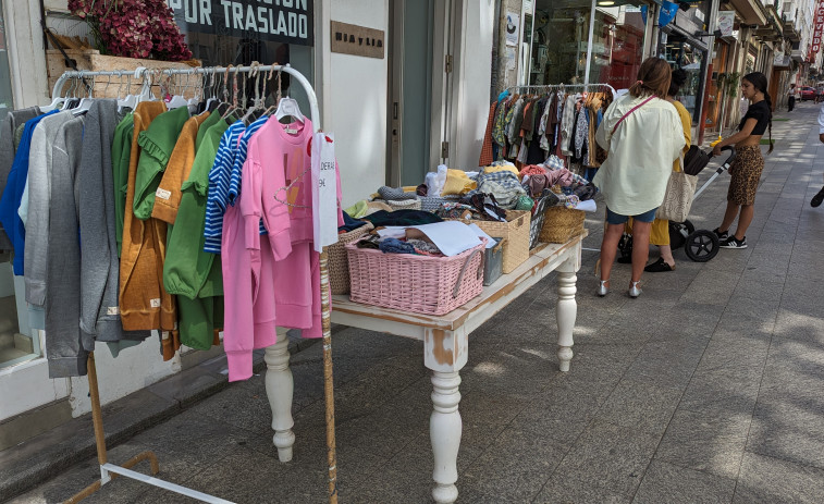 Las “gangas” salieron a las calles de A Magdalena para animar el comercio en el fin de las rebajas