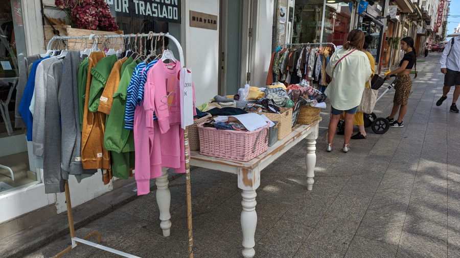 Las “gangas” salieron a las calles de A Magdalena para animar el comercio en el fin de las rebajas