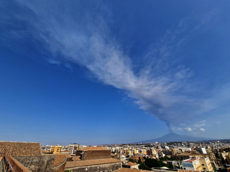 Una nueva erupción del Etna provoca retrasos en el aeropuerto de Catania