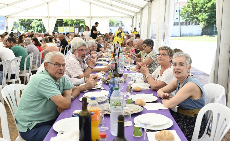 La Festa da Ameixa Rubia de Xuvia, en Narón, ensalzó el producto de la ría agotando los tickets disponibles