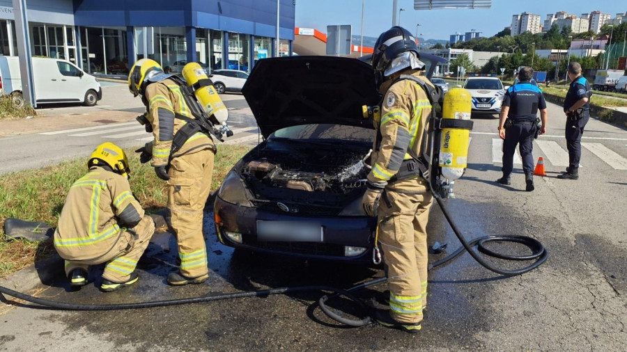 Arde un coche mientras circulaba por A Gándara