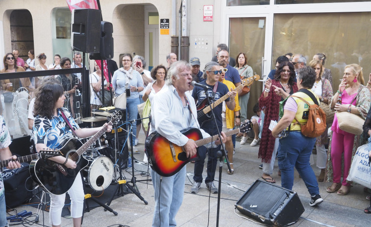 Los Limones llenó la calle Real de fieles seguidores a su música