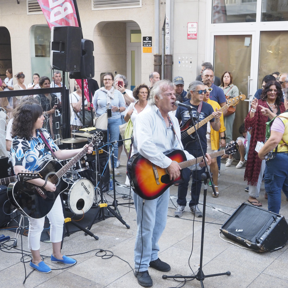 Los Limones llenó la calle Real de fieles seguidores a su música