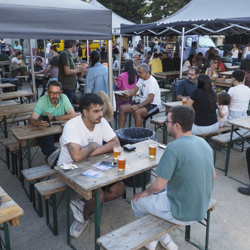 Cerveza, comida y música en la feria de la cerveza artesana de Ferrol