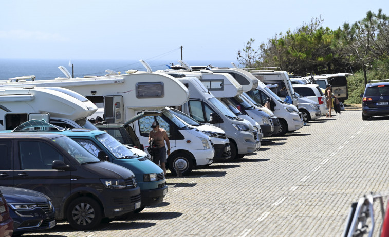 El aumento en el número de autocaravanas eleva la tensión en los arenales