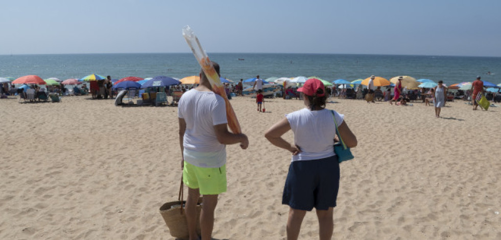 Las multas más curiosas en la playa: orinar en el mar, hacer topless o hacer agujeros