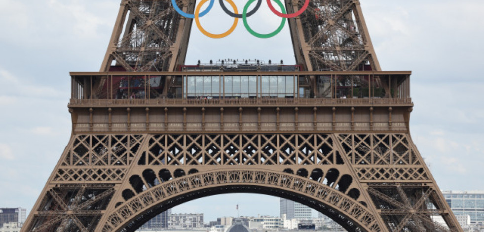 Detenido un hombre que escalaba la torre Eiffel a unas horas de la clausura de los Juegos Olímpicos