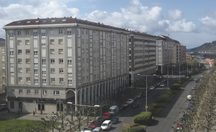 Trasladado al hospital un conductor tras volcar con su coche en la avenida de Esteiro