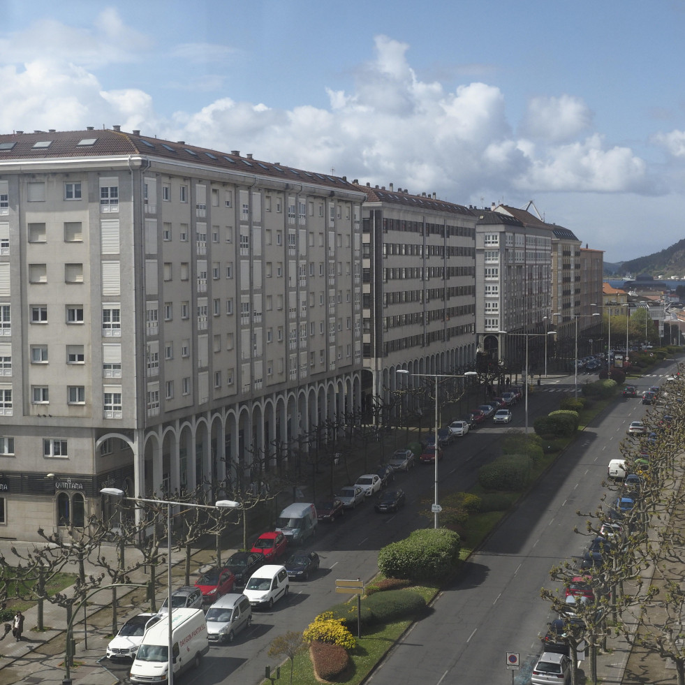 Trasladado al hospital un conductor tras volcar con su coche en la avenida de Esteiro