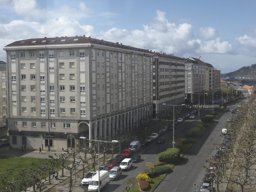 Trasladado al hospital un conductor tras volcar con su coche en la avenida de Esteiro