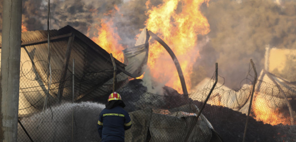 El fuego alcanza el tejido urbano de Atenas y Grecia pide ayuda