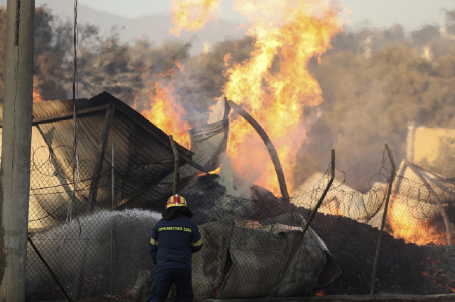 El fuego alcanza el tejido urbano de Atenas y Grecia pide ayuda