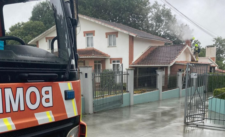 El Speis de Narón sofoca un incendio urbano en la parroquia de Castro